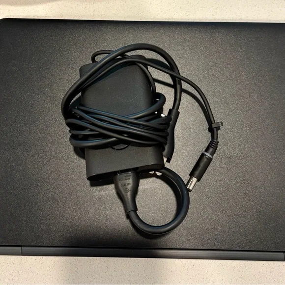 Laptop Latitude 5480 in Metallic Black With Plug and Kate Spade Carry Case